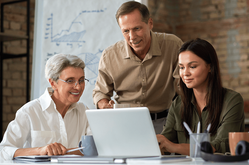 Lidera a colaboradores de diferentes generaciones
